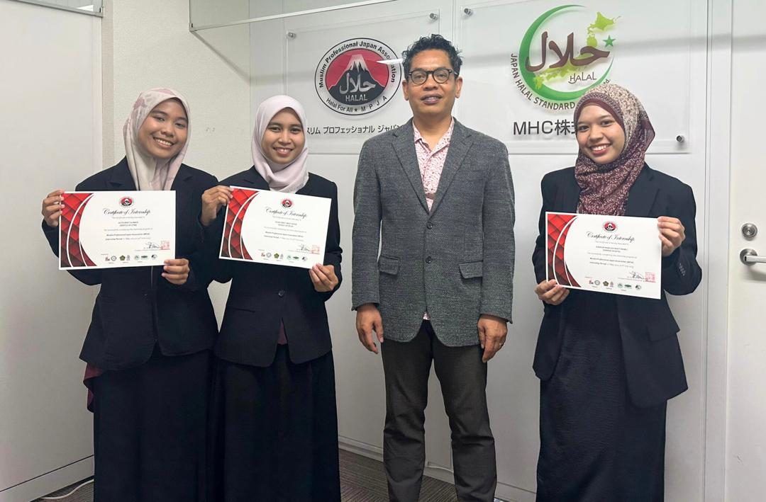 Group photo of interns holding their certificates at the presentation ceremony