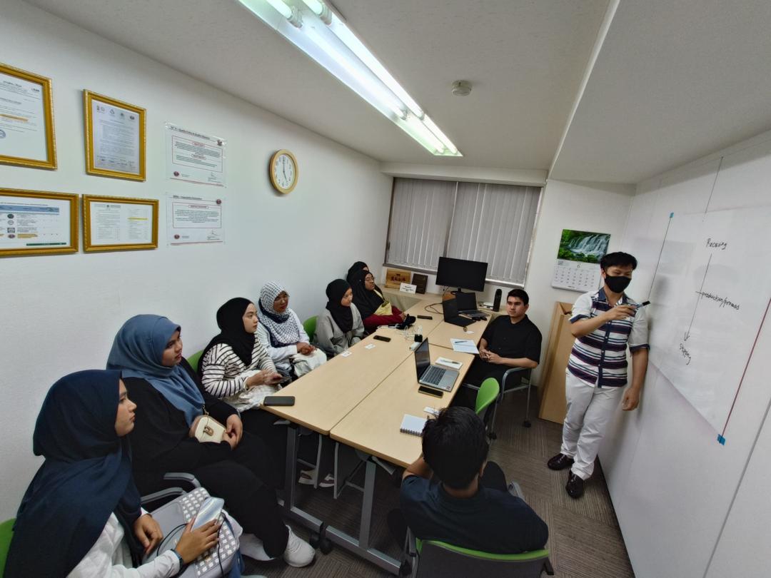 Industry speaker leading a motivational and practice-sharing session for interns