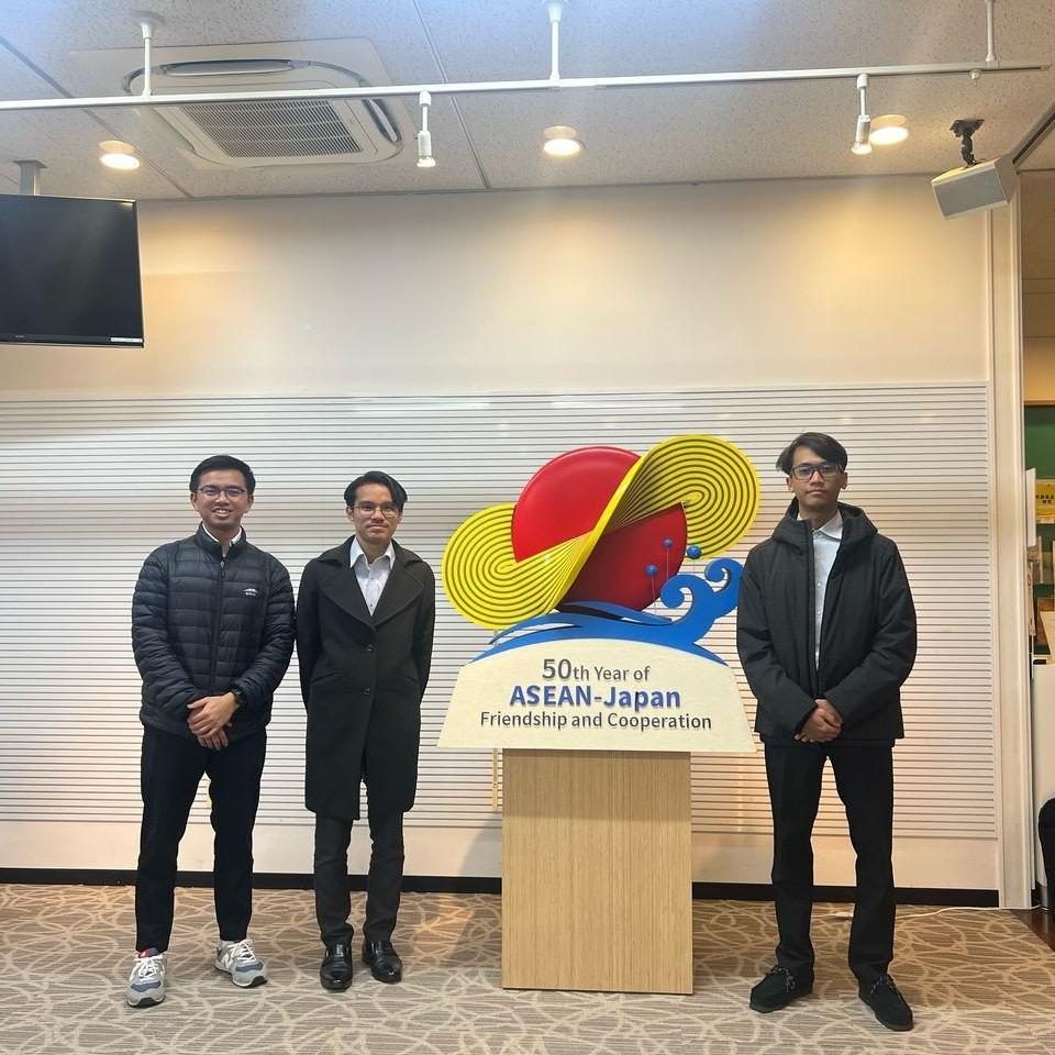 Interns exploring exhibitor displays at a food and technology expo in Japan